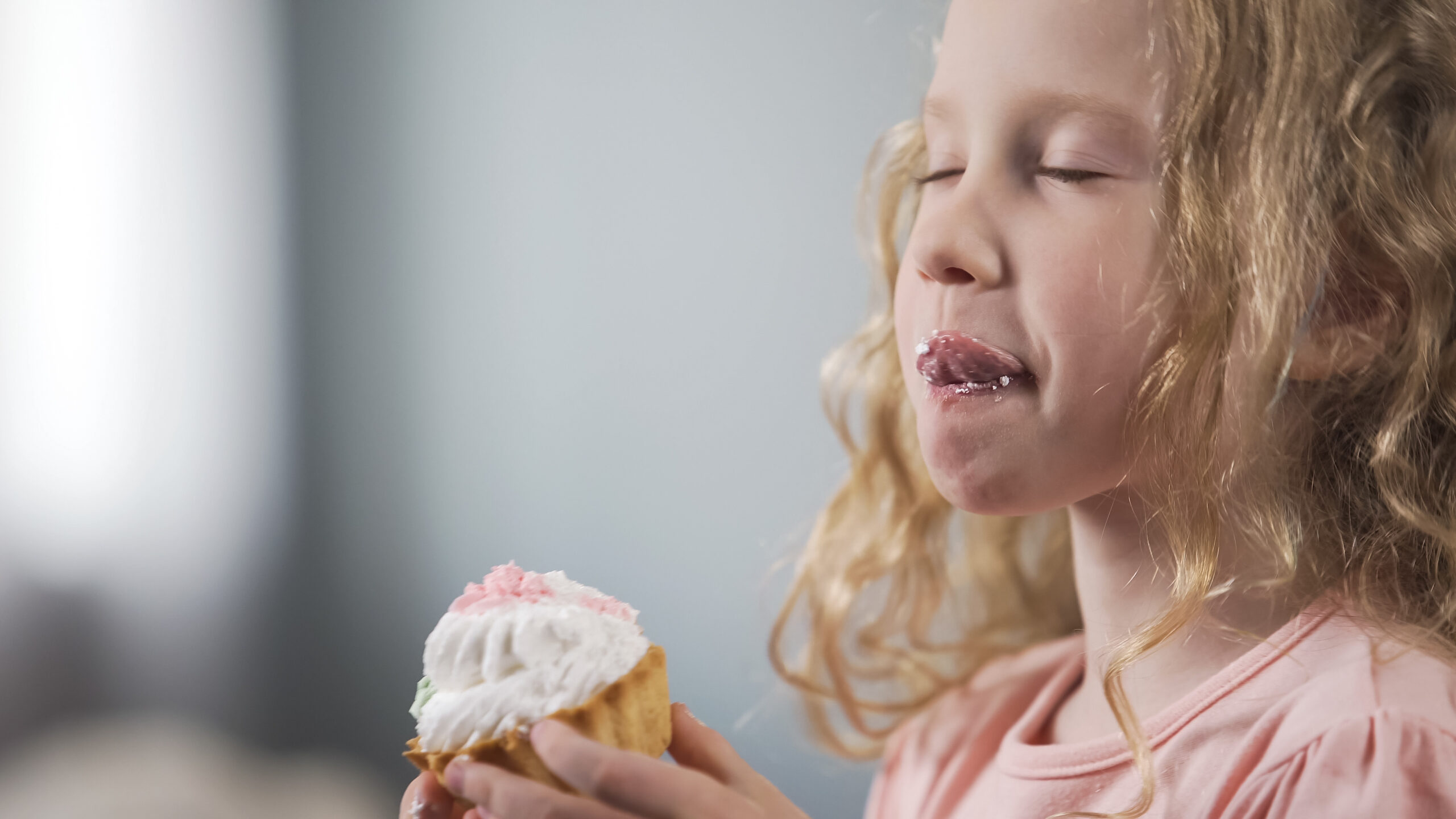 Sensorischer Test eines Cupcakes